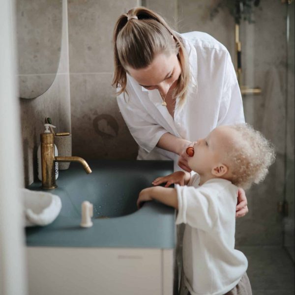Giv barnet gode vaner omkring mundhygiejne fra starten med en Mushie fingertandbørste i silikone. Nemme at bruge for både børn og forældre. Køb dem på Minierne.dk.