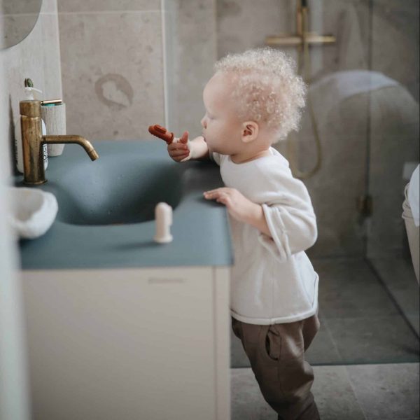 Gør det nemt for barnet at øve sig i at børste tænder med en smart Mushie fingertandbørste i silikone. På Minierne.dk har vi dem i flere varianter, der kommer i en 2-pak.