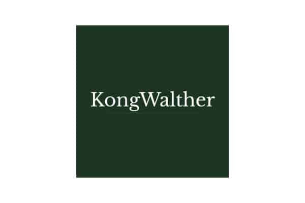 Se vores fine udvalg af KongWalther på Minierne.dk. KongWalther er en lille familievirksomhed, der blev stiftet i 2020 og som nok er mest kendt for den velkendte Østerbro handske til barnevogn og klapvogn.